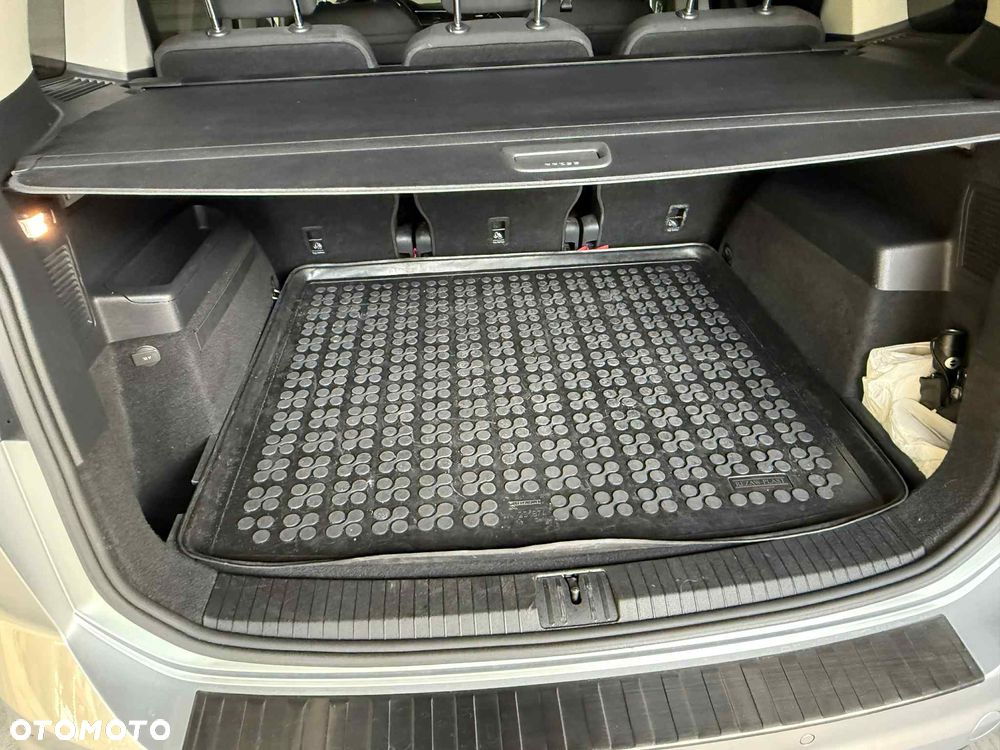 Volkswagen Touran - 23