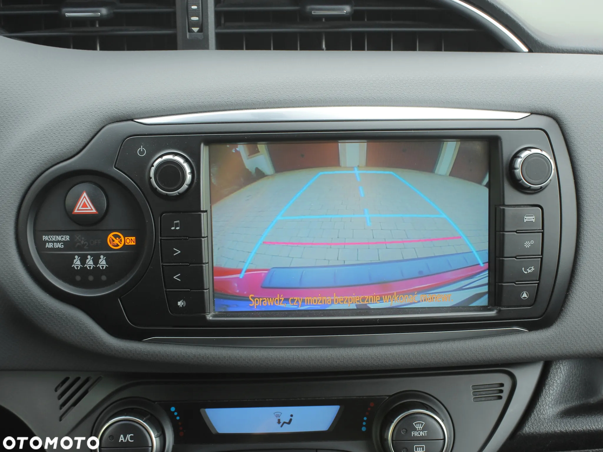 Toyota Yaris Hybrid 100 Premium - 23