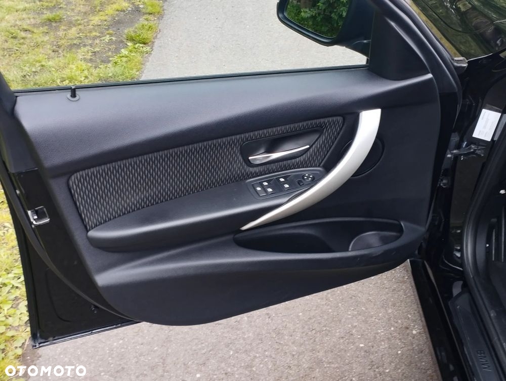 BMW Seria 3 320i Touring - 7
