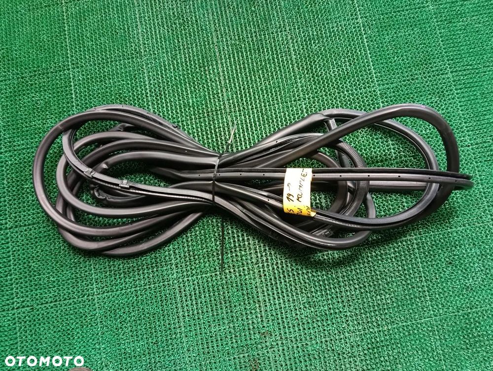 LEXUS ES gen VII od 2018r  Uszczelka Drzwi z Karoserii - 1