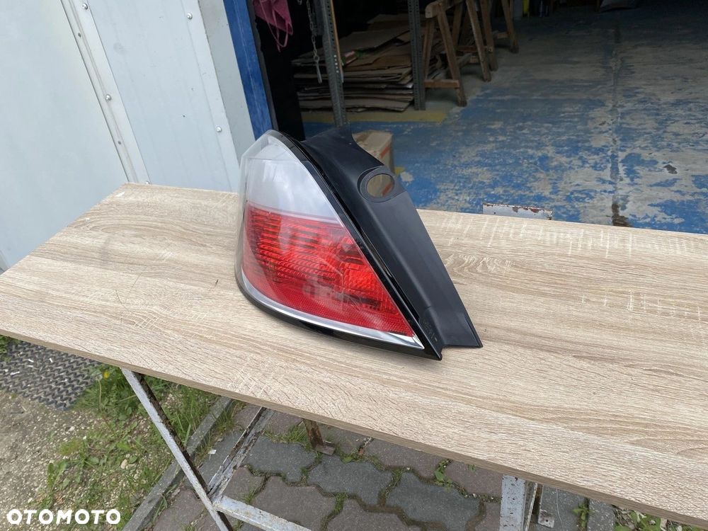 LAMPA TYLNA LEWA OPEL ASTRA III H HB 24451835 - 2