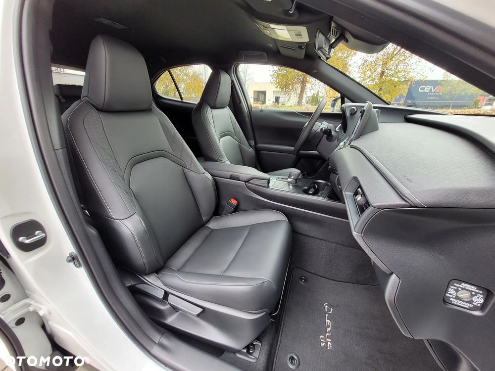 Lexus UX 300h F Sport Design - 13