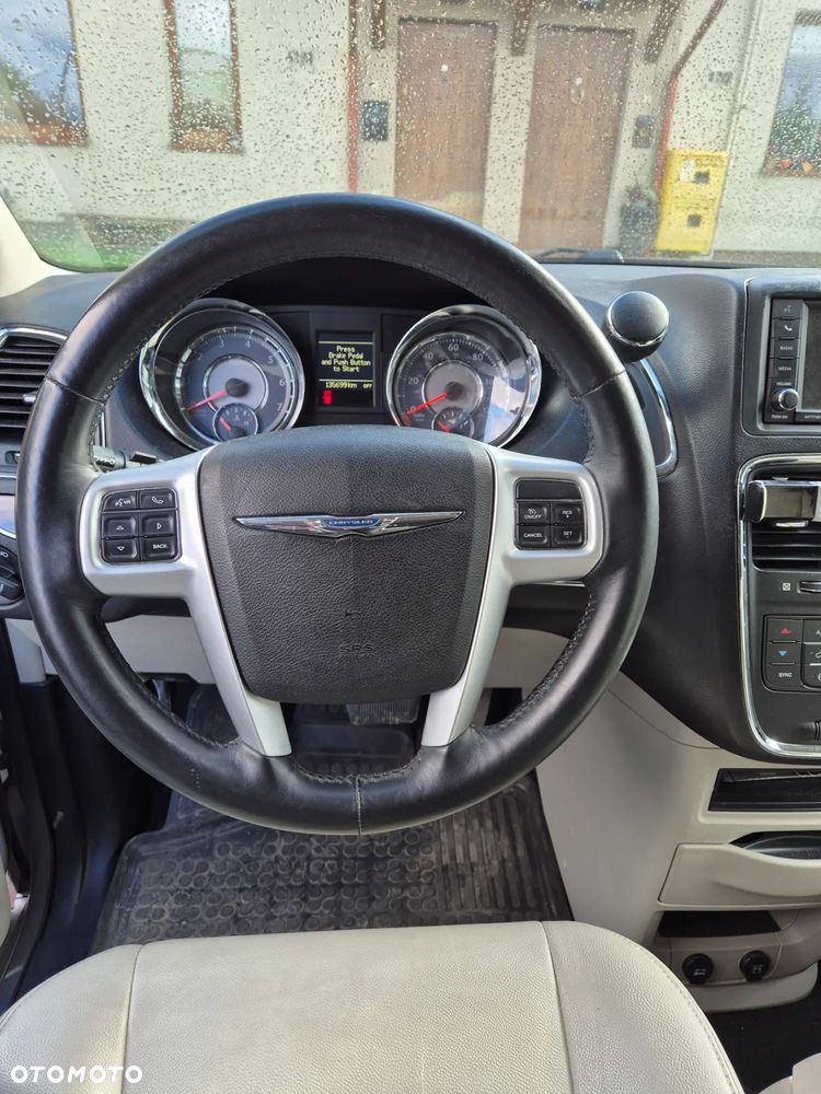 Chrysler Town & Country - 20