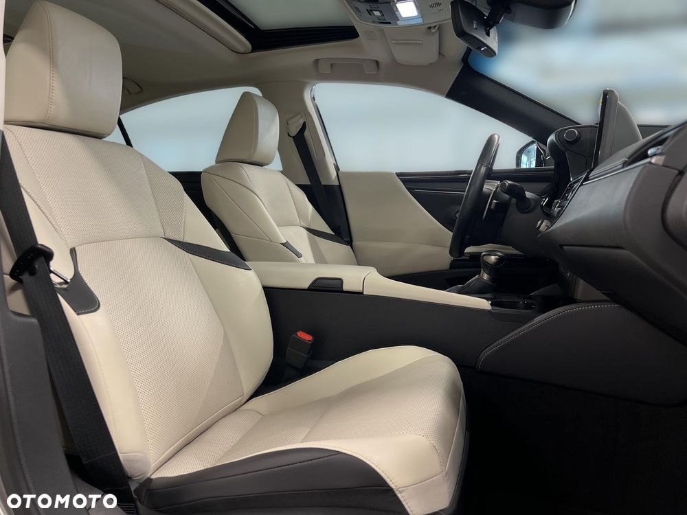 Lexus ES 300h Business Edition - 11