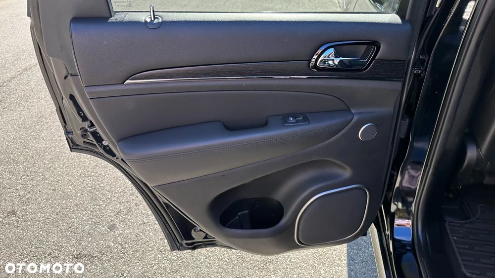 Jeep Grand Cherokee - 16