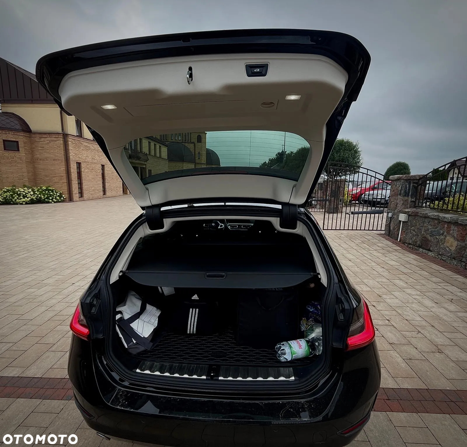BMW Seria 3 318d Touring - 9