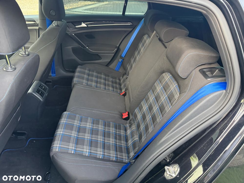 Volkswagen Golf - 22