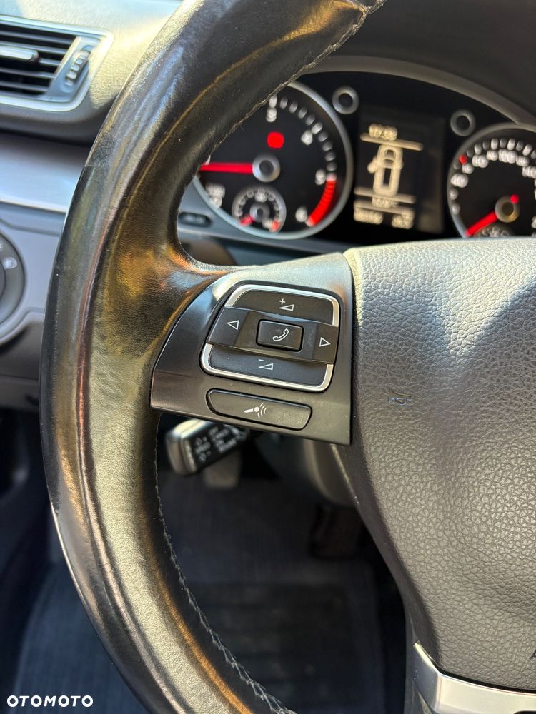 Volkswagen Passat - 12