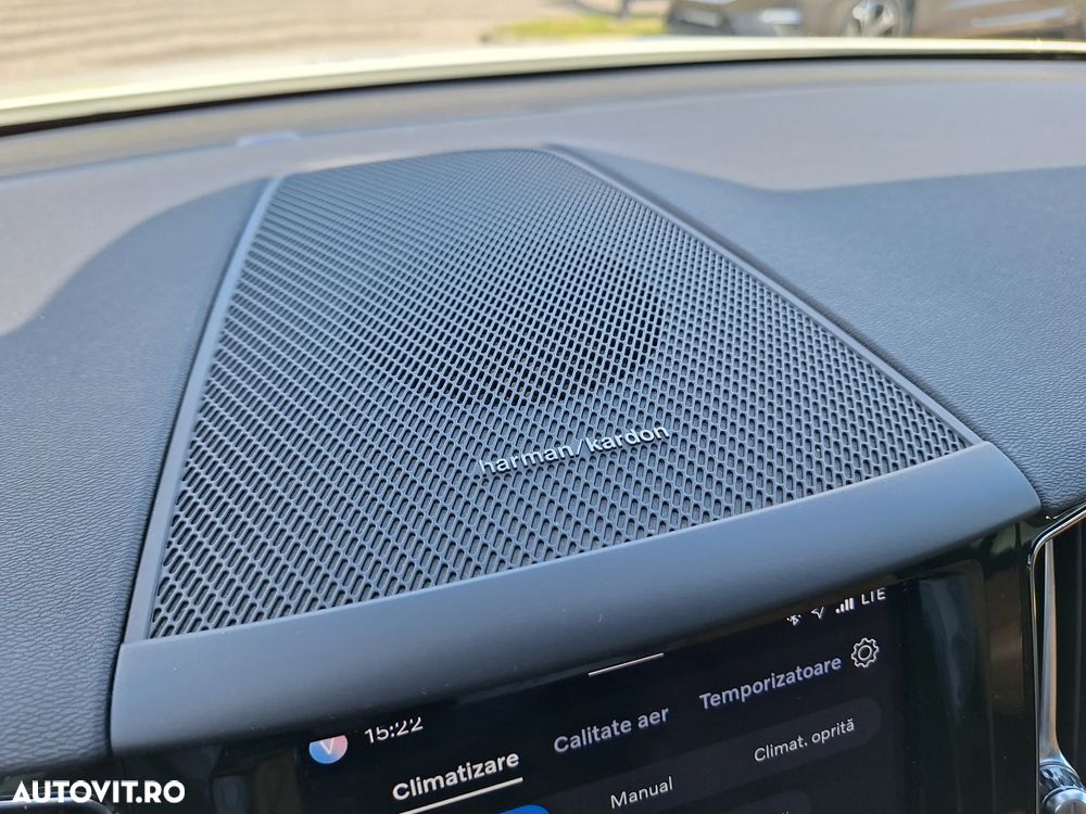 Volvo XC 60 B4 MHEV AT AWD Plus Dark - 34