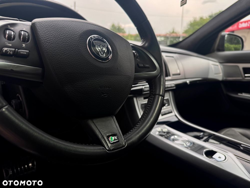 Jaguar XF 2.2 D R-Sport - 29