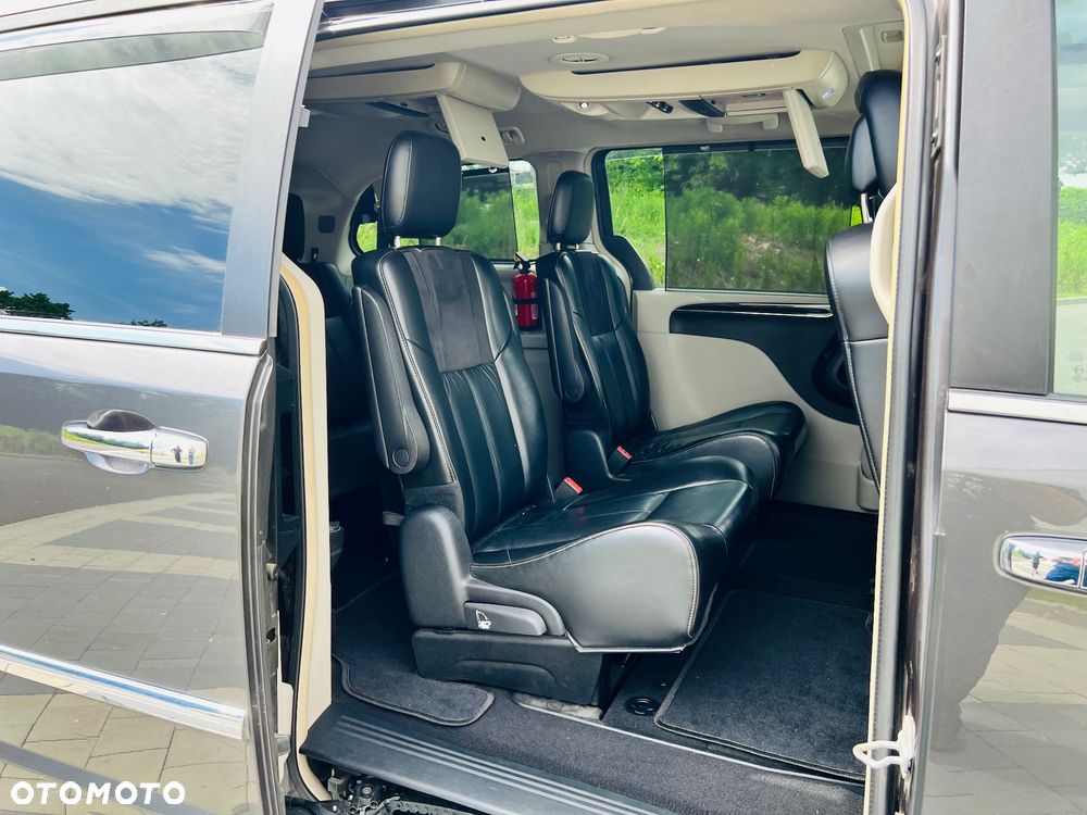 Chrysler Town & Country 3.6 Limited - 29