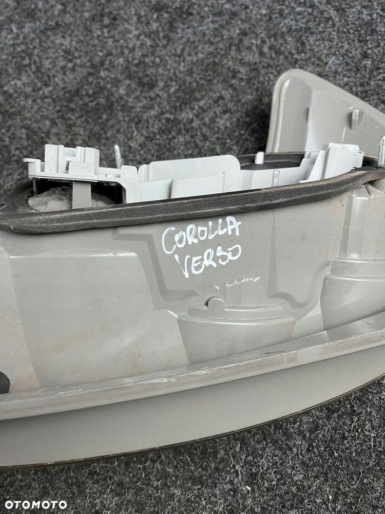 toyota corolla verso II lampa prawy tył tylna - 11