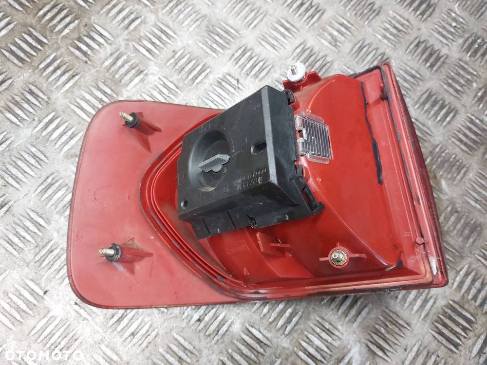 LAMPA PRAWY TYŁ W BŁOTNIK AUDI 80 B4 SEDAN 8A0945096D - 2