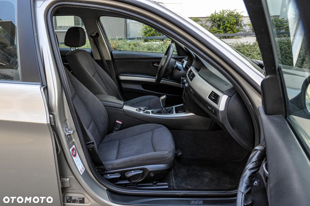 BMW Seria 3 320d DPF Efficient Dynamics Edition - 12