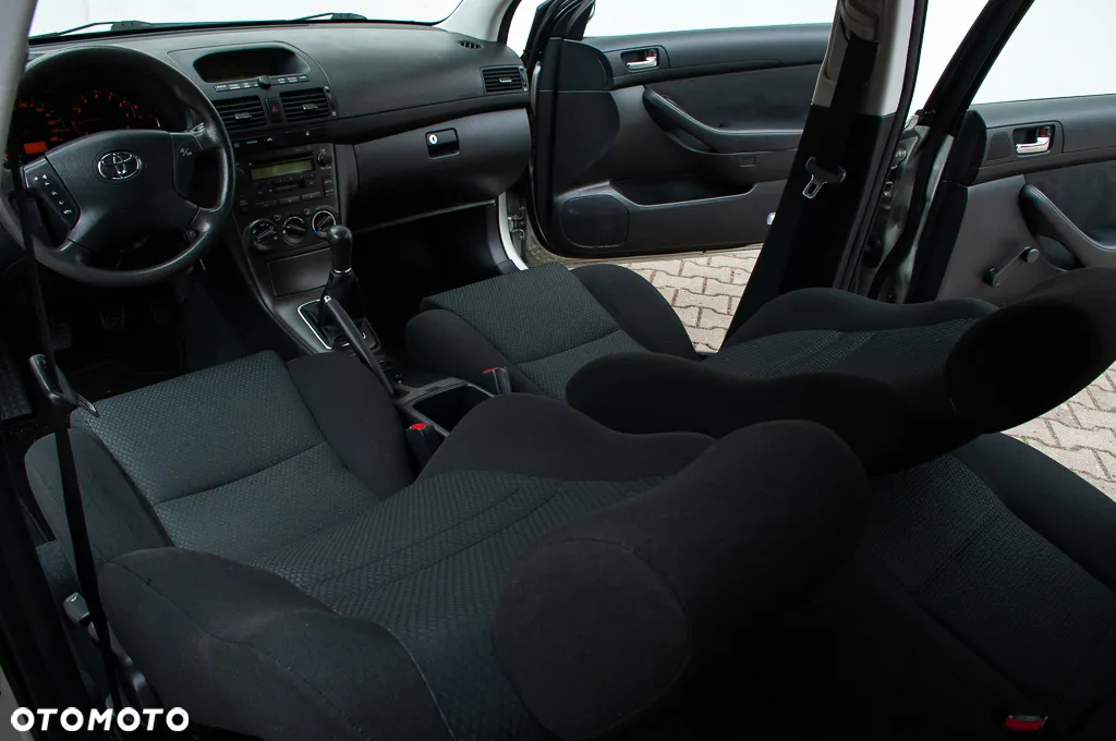 Toyota Avensis 1.8 VVT-i Combi Team - 25