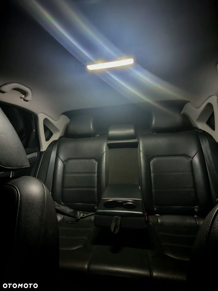 Volkswagen Passat - 25