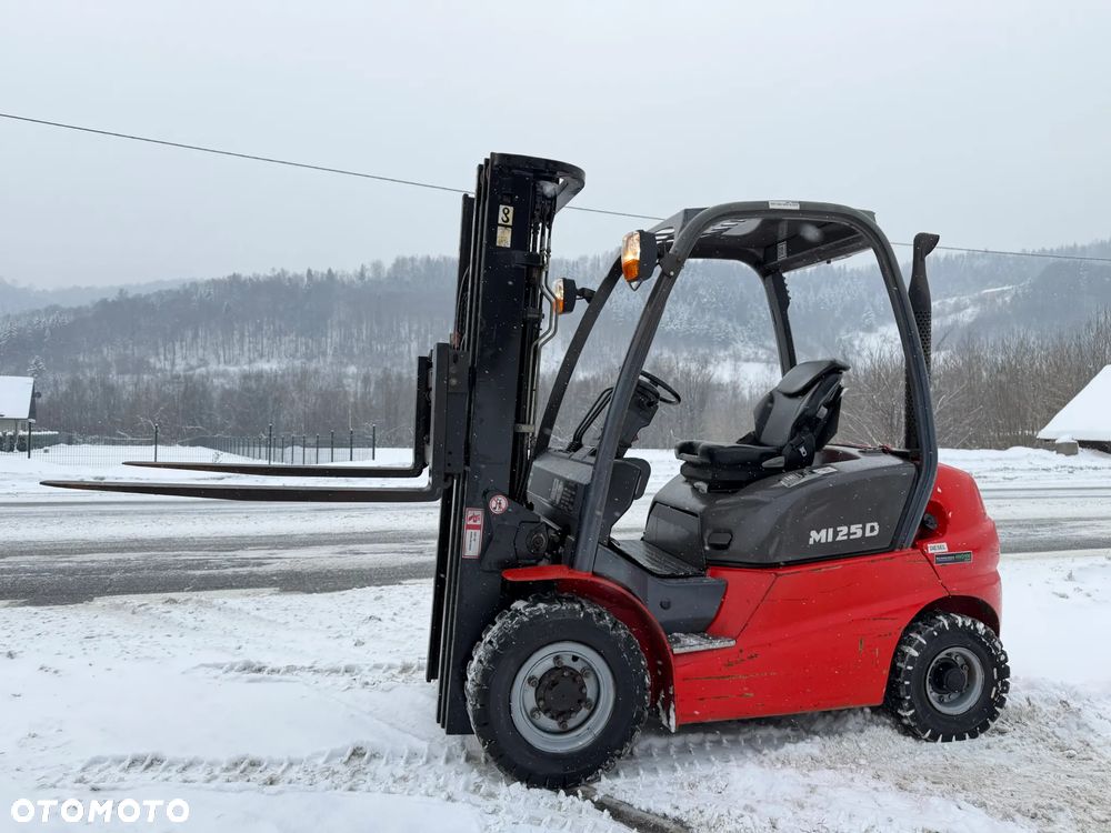 Manitou MI25D Wózek Widłowy 2,5 tony. Posuw Hydrauliczny. Maszt triplex. Wolny skok! Wysokość Podnoszenia 5 metrów. Jak nowy z Salonu. Pochodzi z Norweskiego Gospodarstwa! Aktualne przeglądy DEKRA i serwisy! Opony jak Nowe. Silnik Yanmar. Małe gabarety bardzo zwrotna maszyna! Zero luzów wycieków i zniszczeń. OKAZJA. Pełny ORYGINAŁ! Rok Prod. 2014. Niski przebieg 3300mtg - 11