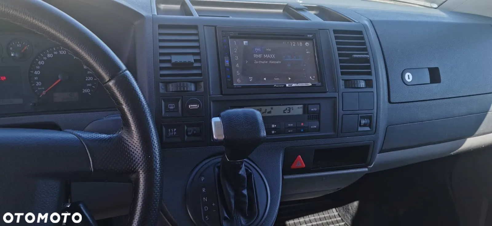 Volkswagen Caravelle - 9