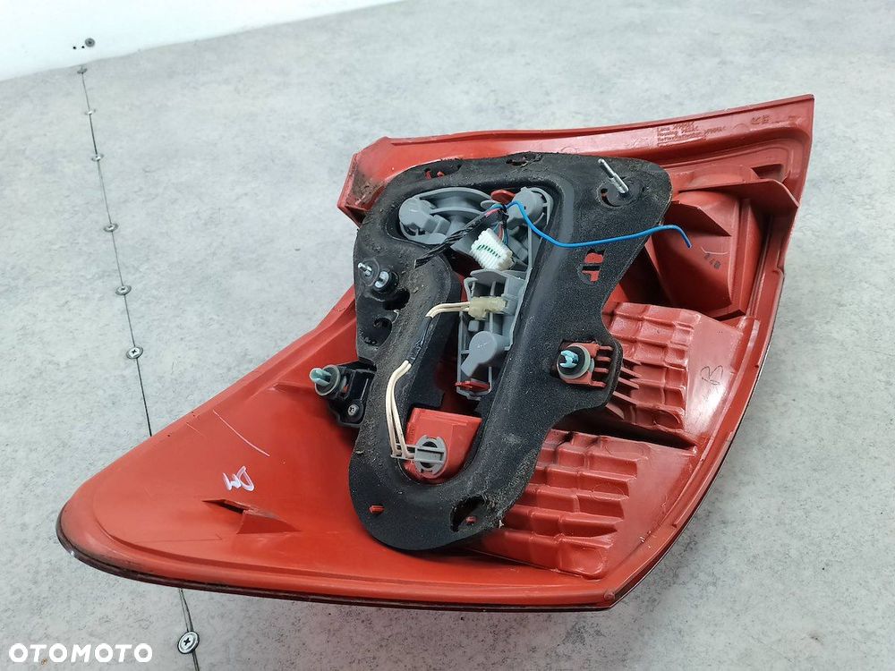 LAMPA TYLNA PRAWA TOYOTA AURIS I HATCHBACK 5D - 7