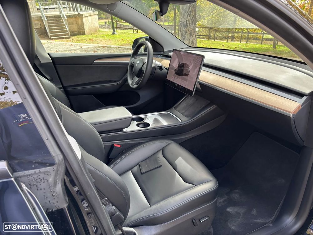 Tesla Model Y - 14