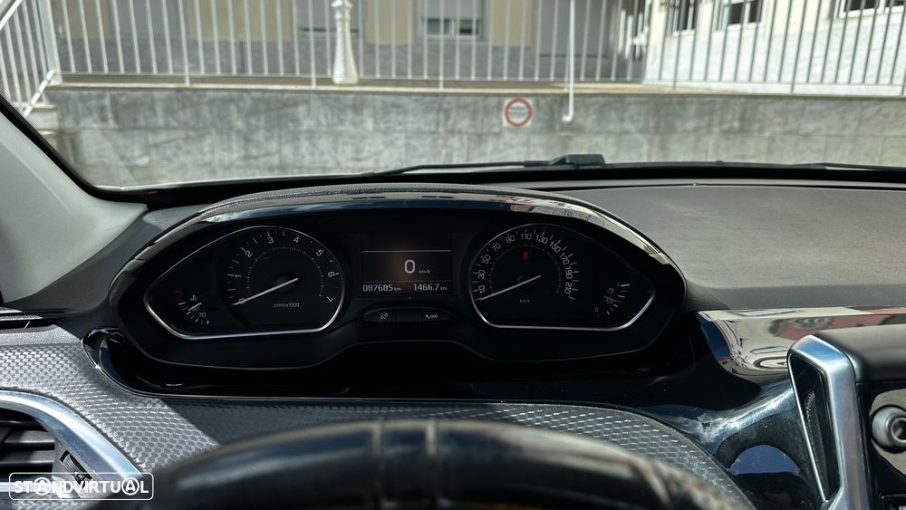 Peugeot 208 1.2 PureTech GT Line - 12