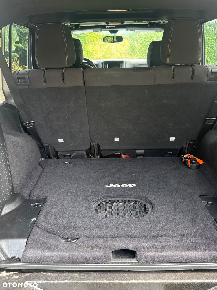 Jeep Wrangler 3.6 Unlim Sahara - 20