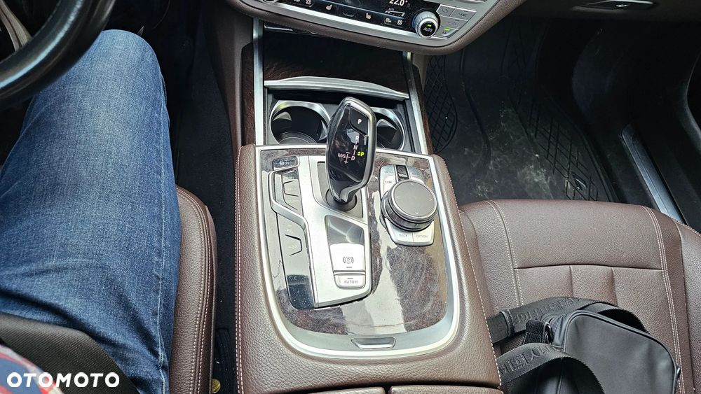 BMW Seria 7 740Li - 38