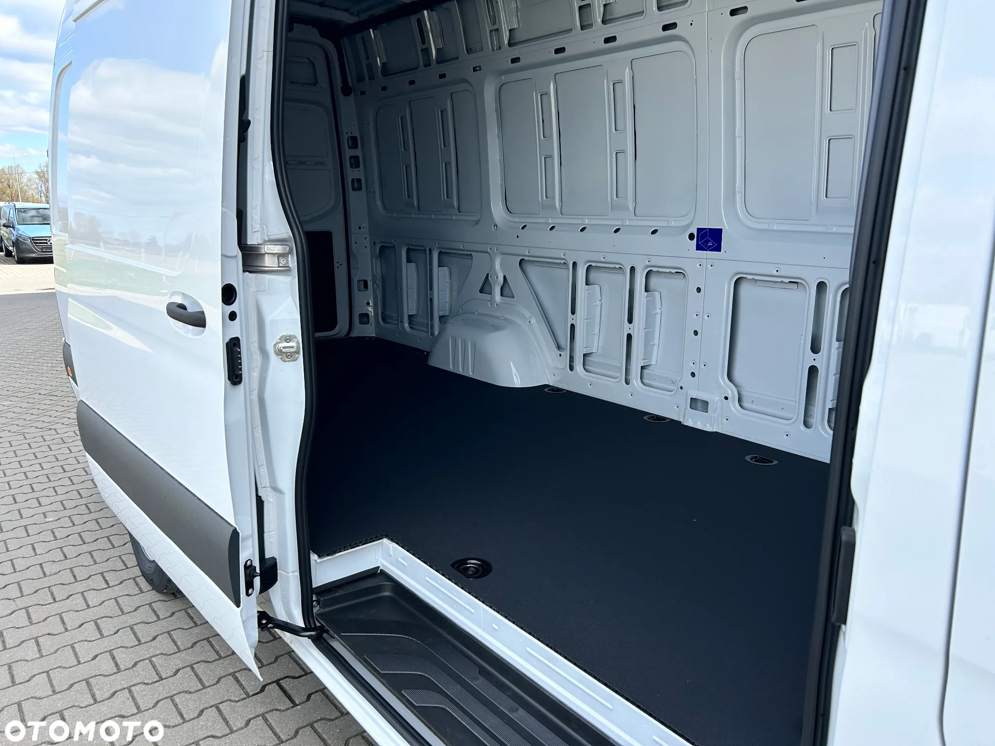 Mercedes-Benz eSPRINTER 314e FURGON DŁUGI - 15