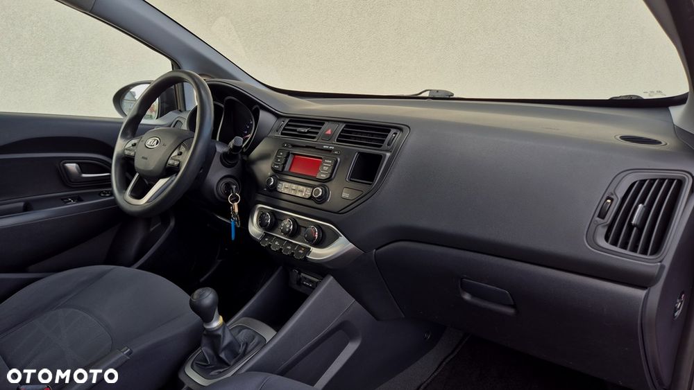 Kia Rio 1.2 L - 6