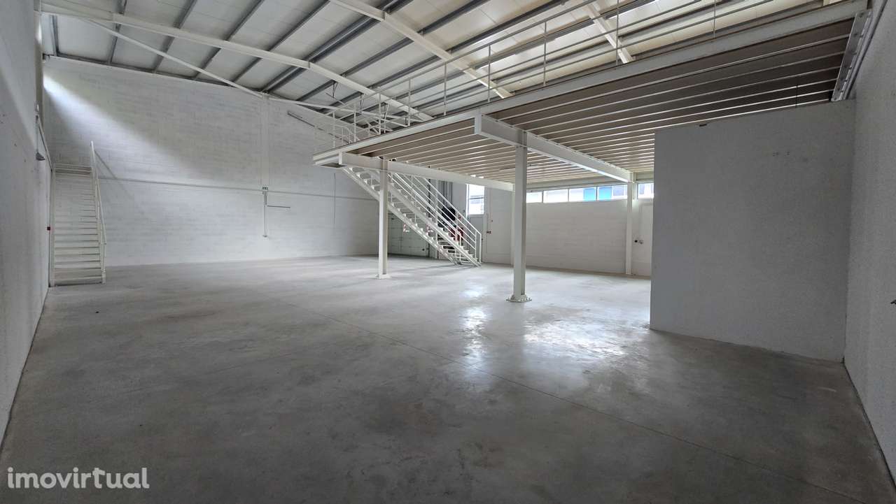 Pavilhão/armazém para Arrendamento - Grande imagem: 3/9