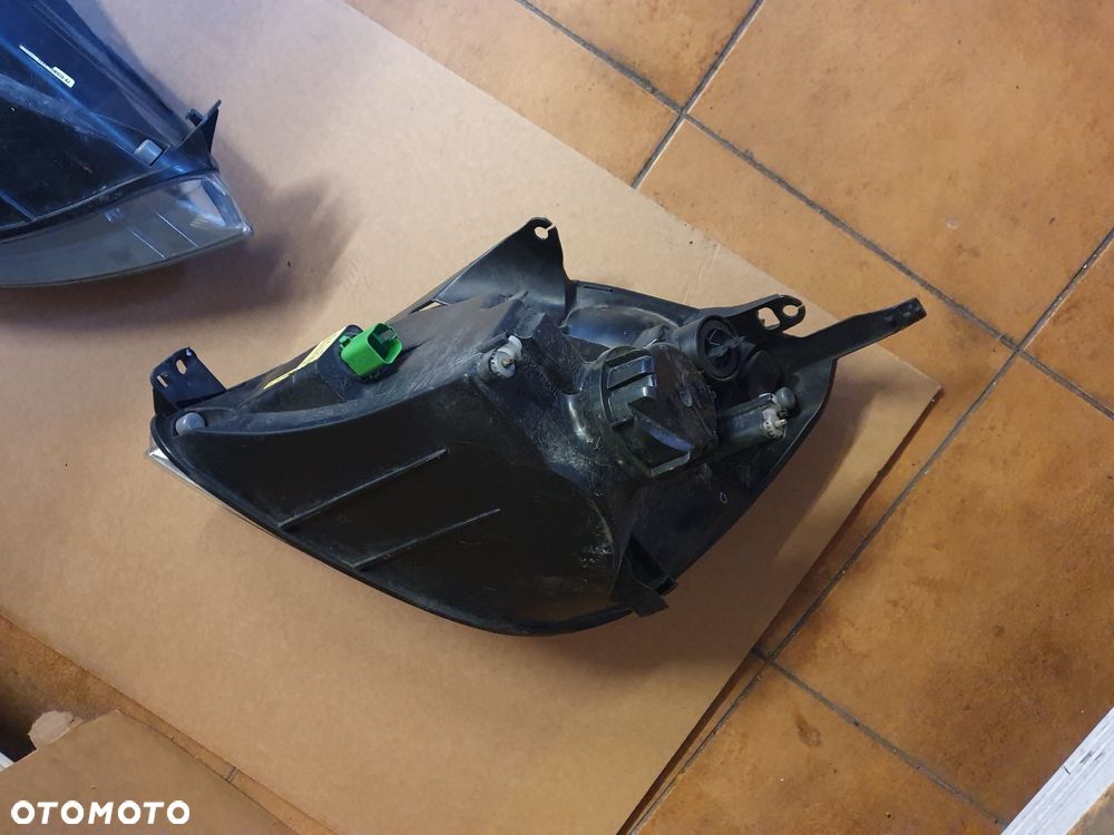 REFLEKTOR L/P FORD FIESTA MK6 VI - 6