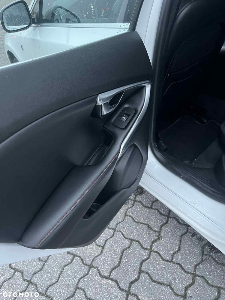 Volvo V40 D2 Drive-E Momentum - 22