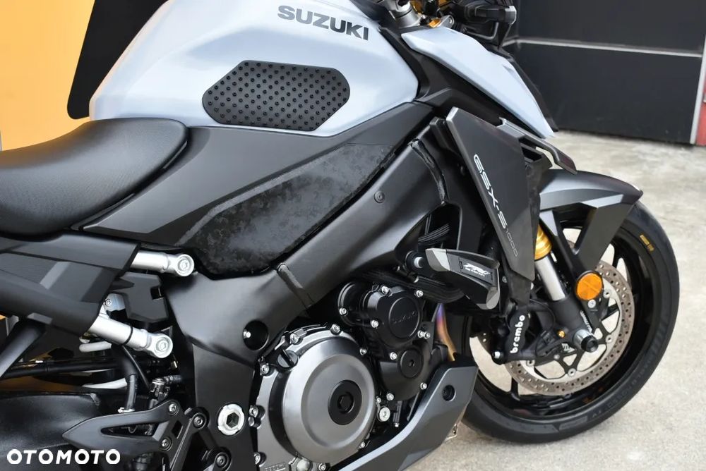 Suzuki GSX - 32
