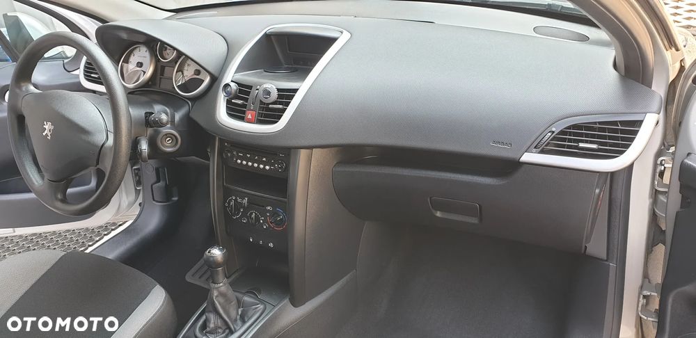 Peugeot 207 1.4 16V Trendy - 10