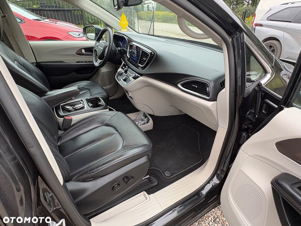 Chrysler Pacifica - 22