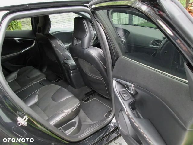 Volvo V40 D2 R-Design - 17