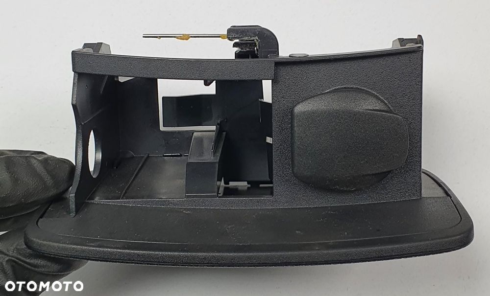 SCHOWEK GNIAZDO 12V TUNELU MERCEDES W213 - 2