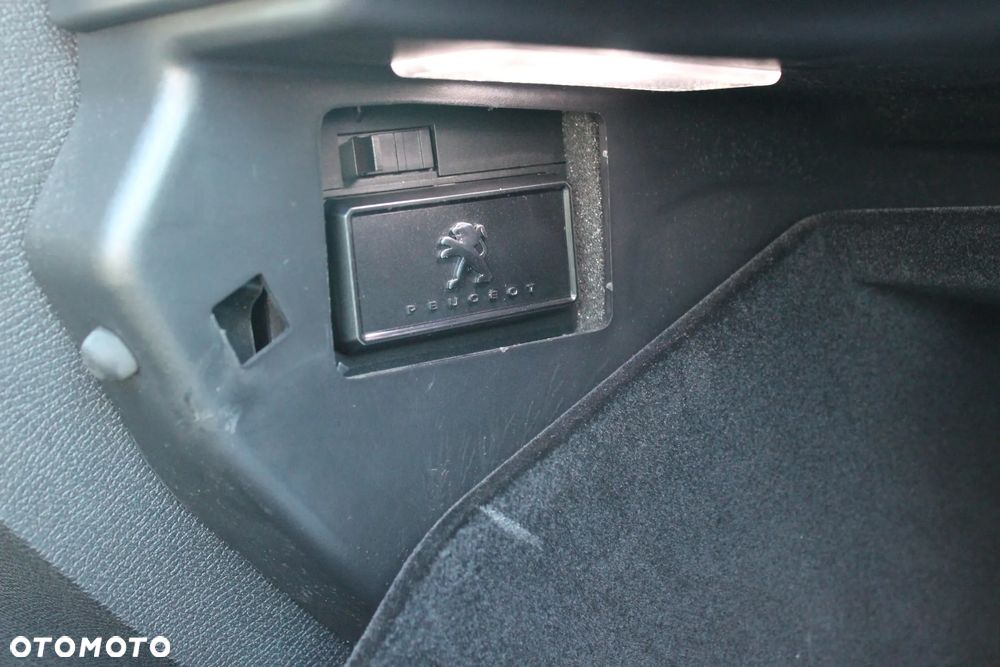 Peugeot 3008 ver-bluehdi-180-stop-start-eat6-gt - 18