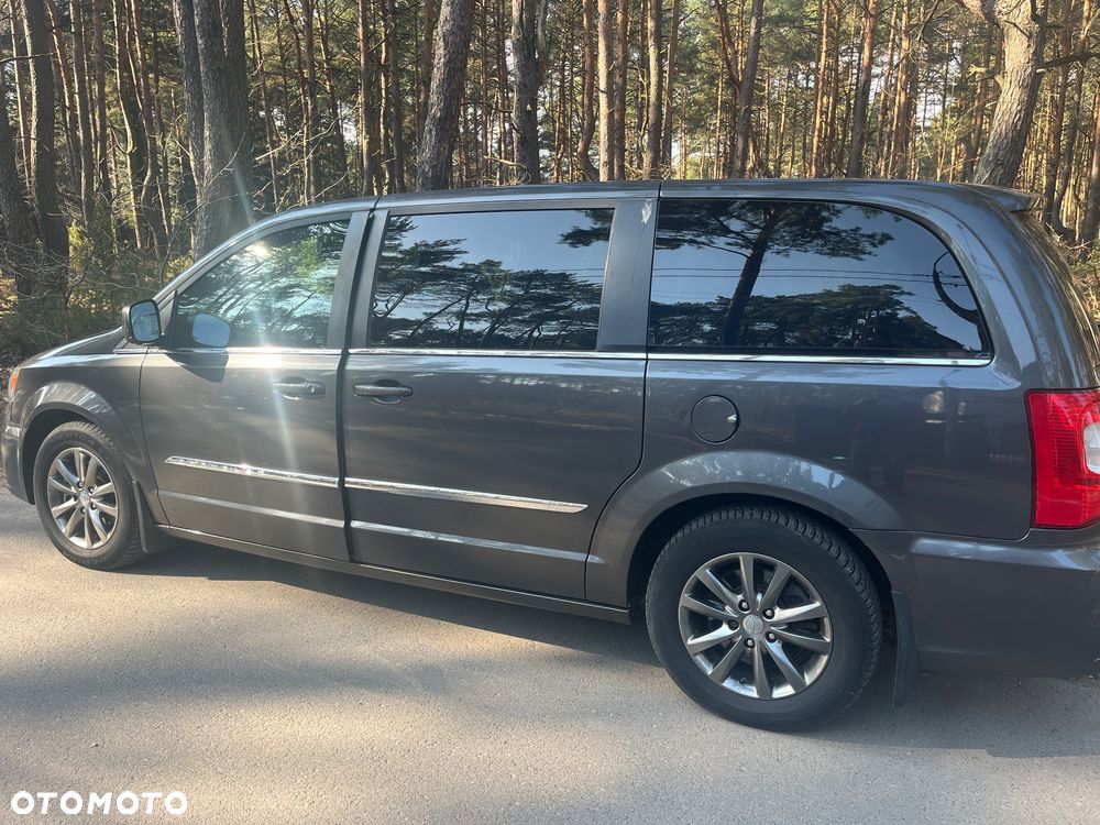 Chrysler Town & Country - 4