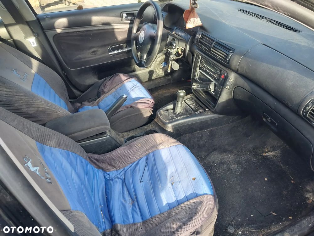 Volkswagen Passat B5 Lift FL sedan silnik 1.9 TDI AVB AWX AVF 130 KM turbina pompowtryski EGR alternator pompa sprężarka skrzynia biegów EEN dwumasa sprzęgło lewarek pedał drzwi maska zderzak klapa lusterko błotnik LO41 czarny belka zacisk pompa abs serwo hamulcowa szyba boczek mechanizm panel sterownik kierownica fotel podłokietnik pompka paliwa pływak przewód rura chłodnica intercooler lampa reflektor listwa zamek NA CZĘŚCI WSZYSTKIE CZĘŚCI - 9