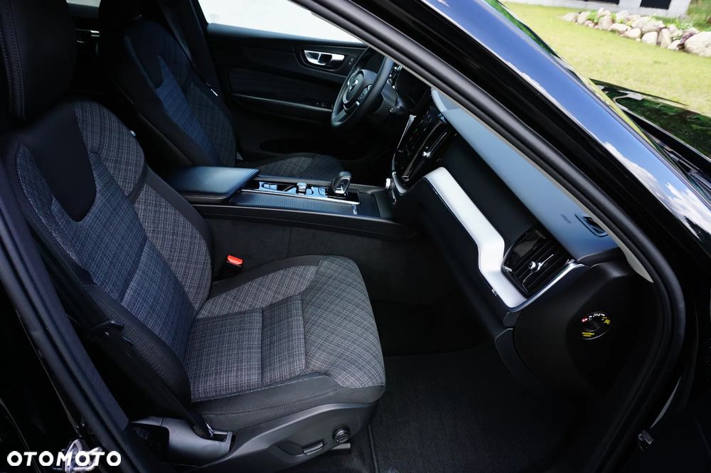 Volvo XC 60 B5 B AWD Momentum Pro - 27