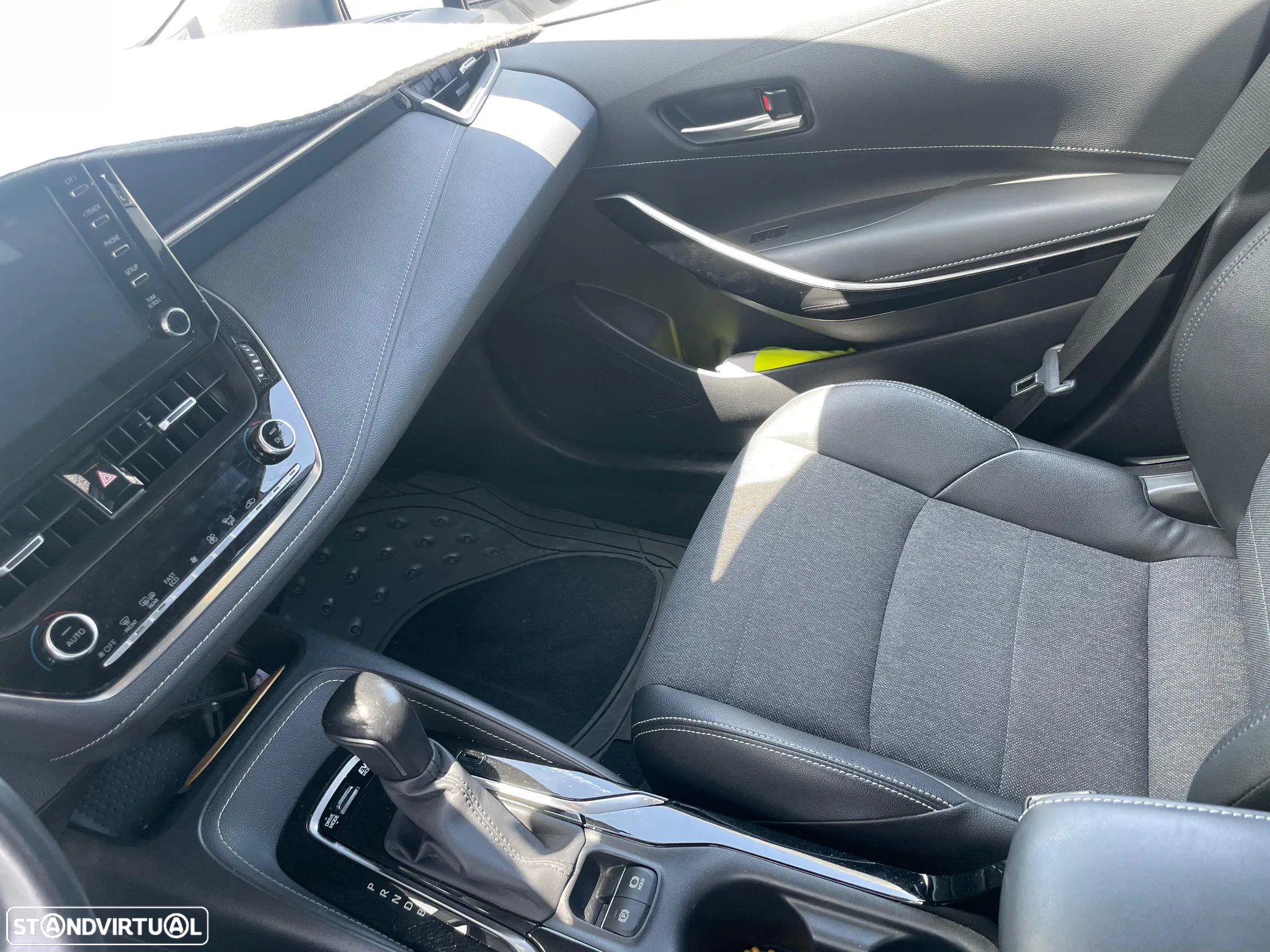 Toyota Corolla 1.8 Hybrid Comfort+P.Sport - 2
