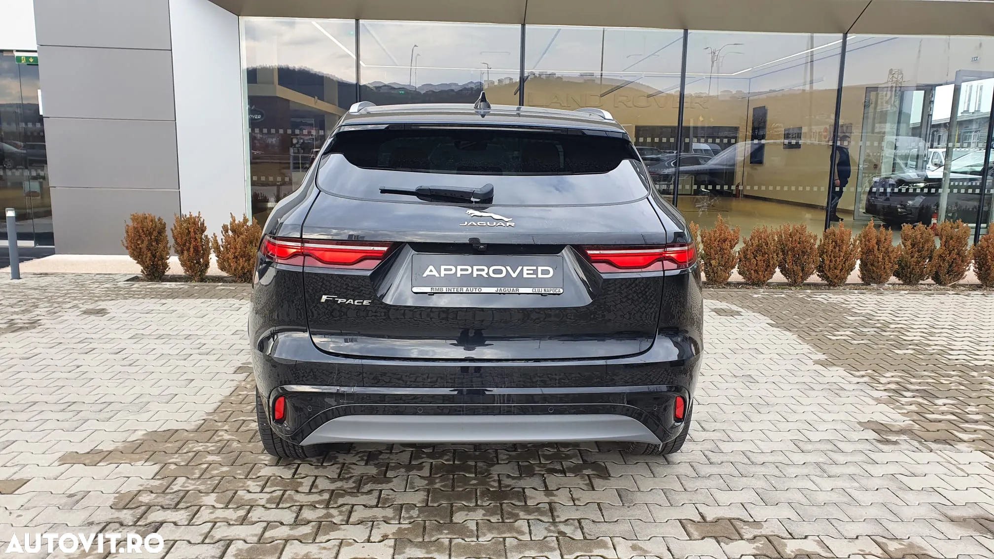 Jaguar F-Pace P250 AWD R-Dynamic SE - 9