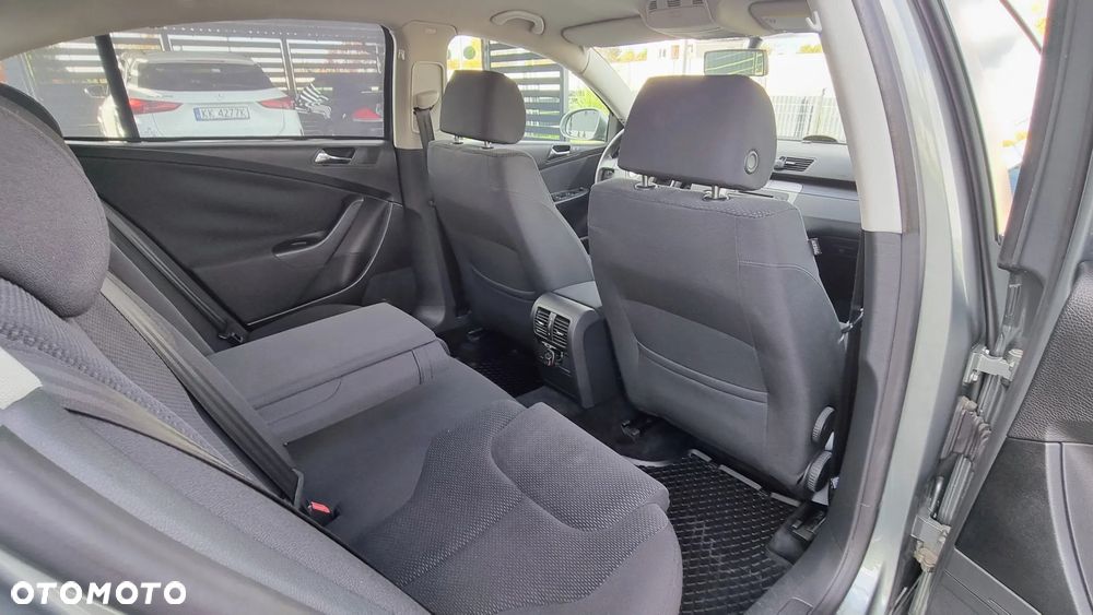 Volkswagen Passat 2.0 TDI DPF Comfortline - 24