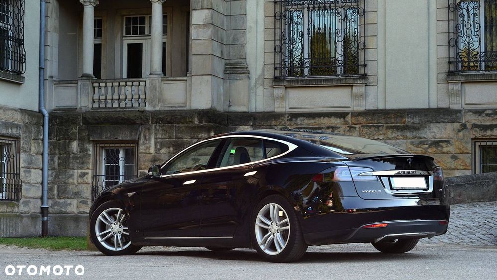 Tesla Model S - 7