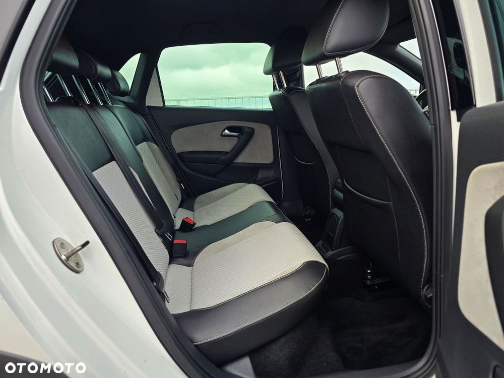 Volkswagen Polo 1.2 TSI Cross Urban White - 25