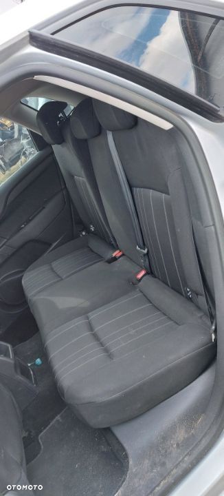 Citroen C4 ii 1,6 EHDI rozrusznik - 3