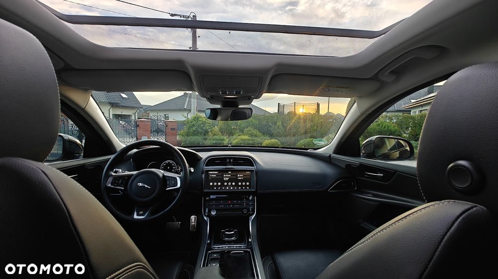 Jaguar XE 2.0 T R-Sport - 11