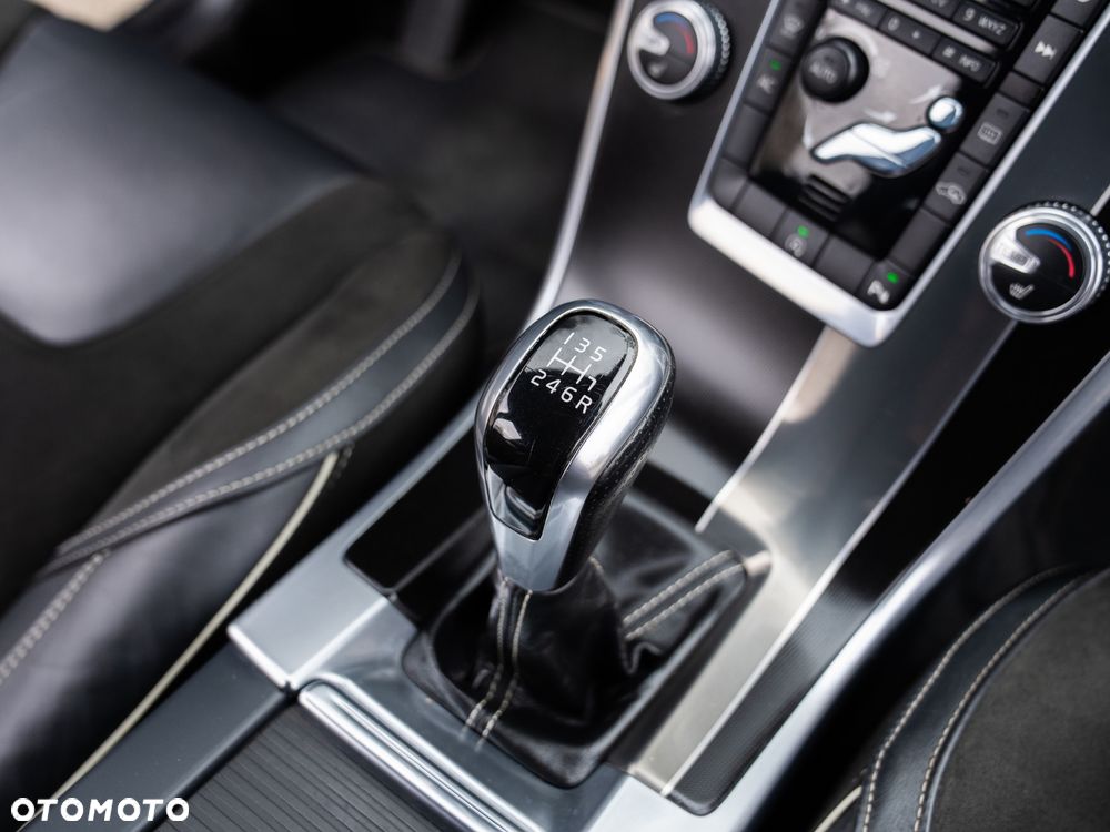 Volvo XC 60 D3 Drive-E R-Design Momentum - 32