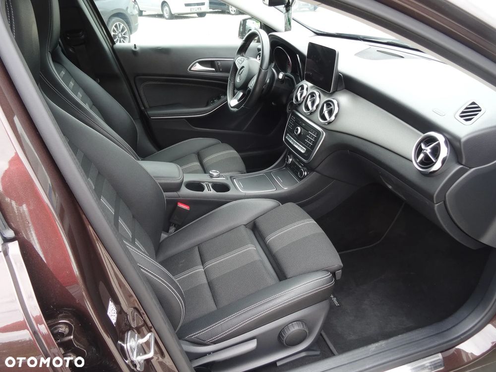 Mercedes-Benz GLA 200 d 4Matic 7G-DCT UrbanStyle Edition - 13